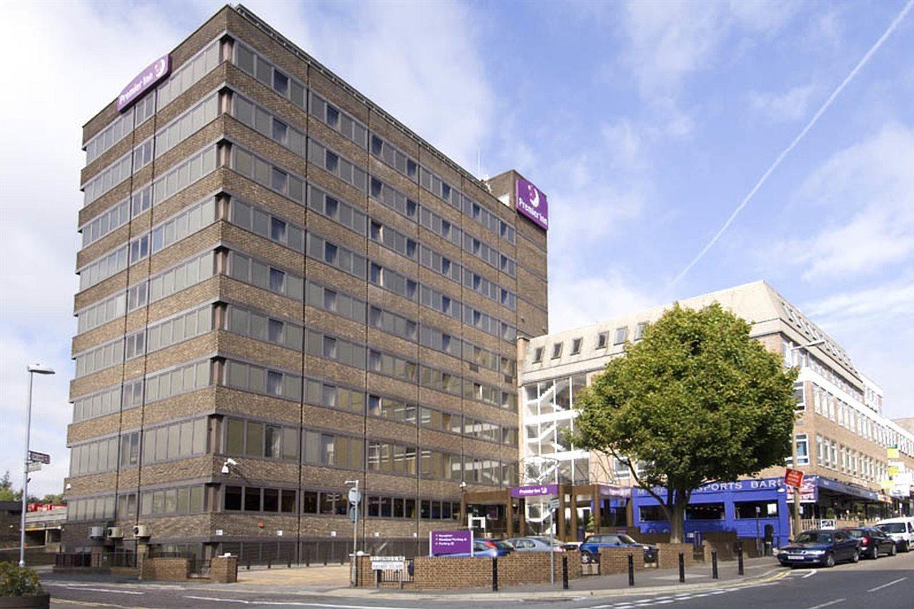 Premier Inn Brentwood Exterior photo