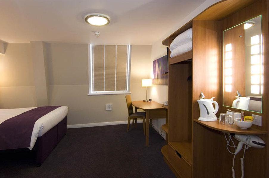 Premier Inn Brentwood Exterior photo