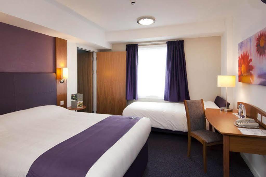 Premier Inn Brentwood Exterior photo