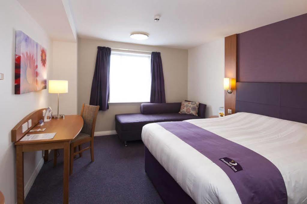 Premier Inn Brentwood Exterior photo