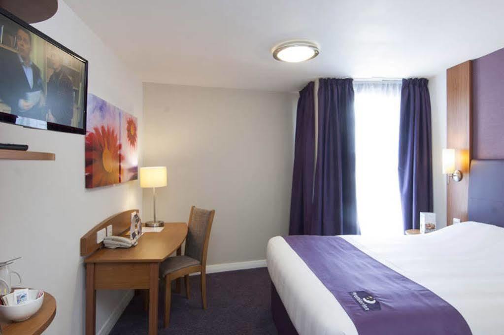 Premier Inn Brentwood Exterior photo